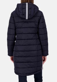 Marineblauer Puffer-Mantel mit vertikalen weißen Streifen an der Kapuze, gestepptem Design und mittellanger Länge. Verfügt über lange Ärmel und Seitentaschen.