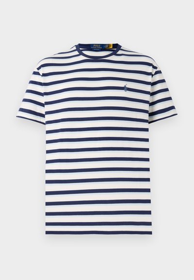 T-shirt às riscas em branco com riscas azul-marinho, com decote canelado e um pequeno logótipo no peito. Tecido de algodão macio.