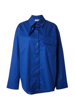 Chemise bleu à manches longues en tissu lisse et léger, dotée d'un col cravate, d'une fermeture à boutons et d'une poche poitrine unique.