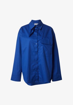 Blauwe blouse met lange mouwen van gladde, lichtgewicht stof, voorzien van een vlinderdas kraag, knoopsluiting en een enkele borstzak.