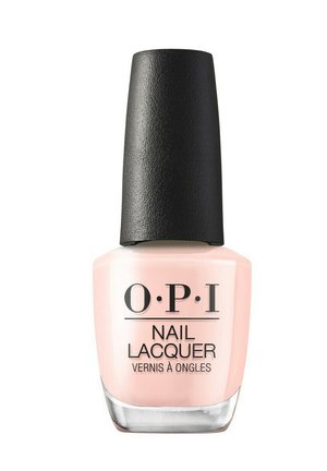 Flacon de vernis à ongles OPI avec un bouchon noir, rempli de vernis rose clair, étiquettes de texte visibles à l’avant.