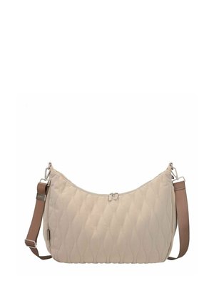 Sac d'épaule matelassé beige avec fermeture éclair incurvée sur le dessus et bandoulière marron réglable avec attaches métalliques sur fond blanc.