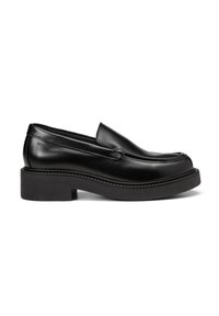 Mocassins en cuir noir avec une finition lisse, un bout arrondi et une épaisse semelle en caoutchouc noir. Présente des coutures discrètes et un logo sur le côté.