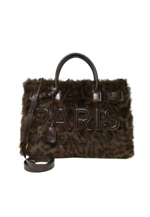 Borsa in finta pelliccia marrone con dettagli e manici in ecopelle lucida marrone. Presenta la scritta in rilievo "PARIS" e "MADAM". Include una tracolla rimovibile.
