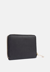 Portafoglio in pelle nera con una texture a rilievo, chiusura con zip e accessori in tonalità oro. Forma rettangolare compatta con attacco per portachiavi.
