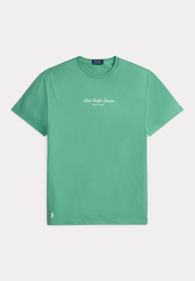 Πράσινο κοντομάνικο μπλουζάκι Polo Ralph Lauren με λευκή λογότυπη γραφή "Polo Ralph Lauren New York" στο κέντρο του στήθους και μικρό κεντητό λογότυπο κοντά στη ρεβέρ.
