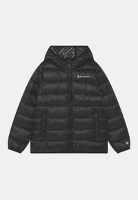 Czarna kurtka puchowa z kapturem, z zapięciem na zamek, bocznymi kieszeniami i logiem Champion. Teksturowany, pikowany design o błyszczącym wykończeniu.