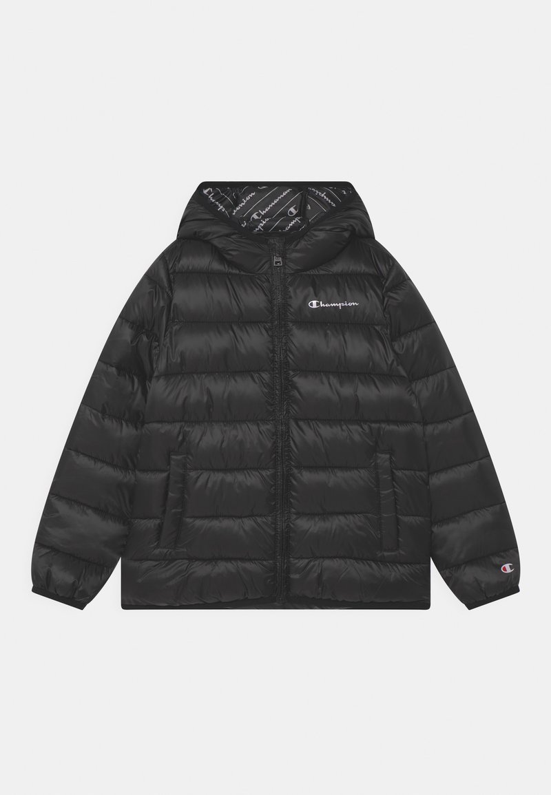 Czarna kurtka puchowa z kapturem, z zapięciem na zamek, bocznymi kieszeniami i logiem Champion. Teksturowany, pikowany design o błyszczącym wykończeniu.