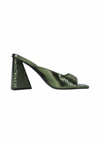 Groene gestructureerde sandalen met hakken, uitgerust met een driehoekige blokhak en open teen ontwerp, met een glanzende afwerking en slanke silhouet.