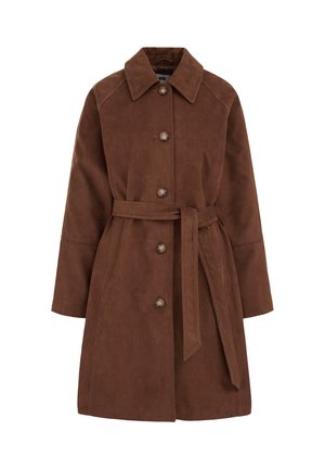 Manteau en daim marron avec col à revers, boutonnage à l'avant et taille ceinturée. Comprend des manches longues et une coupe décontractée. Texture lisse, sans motif.