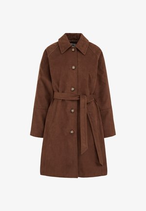 Hnědý semišový kabát s límcem, zapínáním na knoflíky a pasem se zavazováním. Má dlouhé rukávy a uvolněný střih. Hladká textura, bez vzorů.