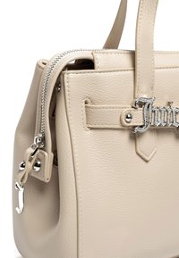 Beżowa skórzana torebka o strukturalnym designie, z metalowym zamkiem błyskawicznym, akcentem logo i gładką fakturą. Zawiera odpinany pasek.