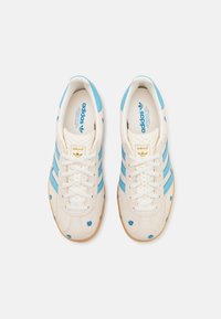 adidas Originals GAZELLE INDOOR - Tenisky - cloud white/light blue