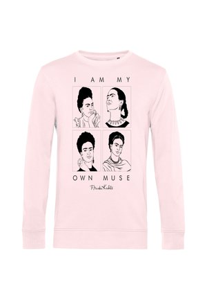 Jasnoróżowa bluza z czterema czarnymi portretami kobiety w stylu line art i napisami „Jestem swoją własną muzą” oraz „Frida Kahlo.”