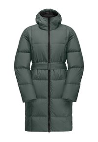 Gewatteerde groene winterjas met een ritssluiting aan de voorkant, hoge kraag en riem. Heeft een geborduurde textuur en ruime mouwen.