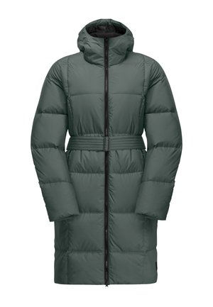 Gewatteerde groene winterjas met een ritssluiting aan de voorkant, hoge kraag en riem. Heeft een geborduurde textuur en ruime mouwen.
