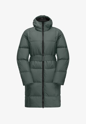 Manteau d'hiver vert matelassé avec fermeture éclair à l'avant, col haut et ceinture. Présente une texture matelassée et des manches spacieuses.