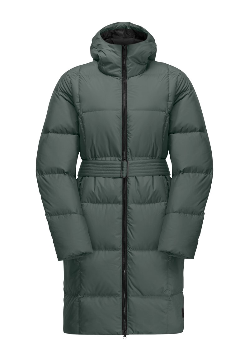Gewatteerde groene winterjas met een ritssluiting aan de voorkant, hoge kraag en riem. Heeft een geborduurde textuur en ruime mouwen.