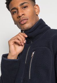 ARKET Camisola de lã polar - navy