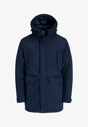 Tumši zila izolēta parka jaka ar kapuci, kurai ir rāvējslēdzis un spiedpogas aizdares, divas priekšējās kabatas un teksturēta auduma apdare.