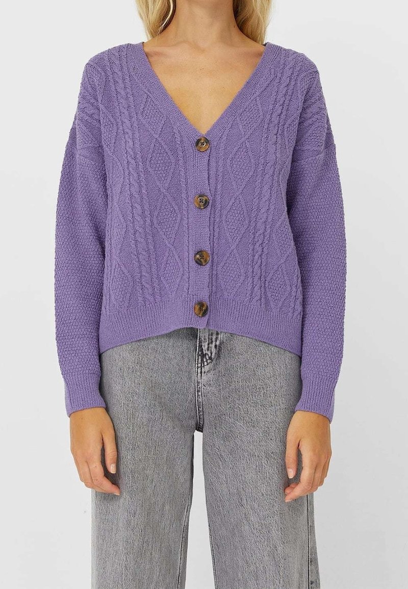 Paars gebreid cardigan met een V-hals, met een gestructureerd kabelpatroon en vijf bruine knopen aan de voorkant. Ontspannen pasvorm en ribgebreide onderkant.