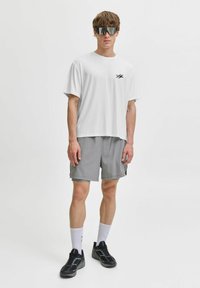 Jack & Jones Performance JCOCNZ BERLIN  - Trükipildiga T-särk - bright white