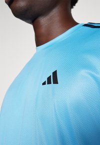 adidas Performance TRAIN ESSENTIALS BASE 3-STRIPES - T-skjorte til trening - blue burst   black