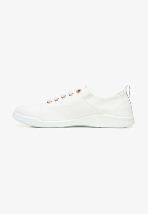 Witte sneaker met bovenwerk van canvas, ronde neus, roségouden oogjes en een gestructureerde zool. Licht gewatteerde kraag en een trekband bij de hak.