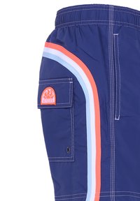 Pantaloni da nuoto navy con tre strisce laterali in corallo e azzurro chiaro. Include una tasca laterale con un patch circolare arancione.