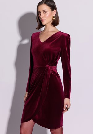 - Sukienka koktajlowa