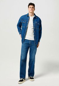 Wrangler LOOSE STRAIGHT - Laisvi džinsai - retro blue