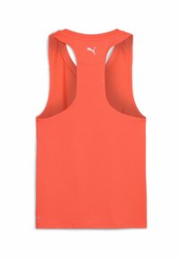 Débardeur de sport sans manches couleur orange corail avec un design dos nageur et un petit logo Puma blanc centré près de l’encolure.