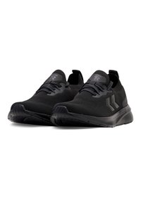 Zwarte sportschoenen met een gestructureerde gebreide bovenkant, flexibele zool, contrasterende veters en subtiele branding aan de zijkant en op de hiel.
