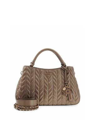 Sac à main matelassé taupe avec poignées supérieures, bandoulière en chaîne dorée et logo Guess avec breloques de marque attachées.