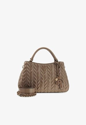 Sac à main matelassé taupe avec poignées supérieures, bandoulière en chaîne dorée et logo Guess avec breloques de marque attachées.