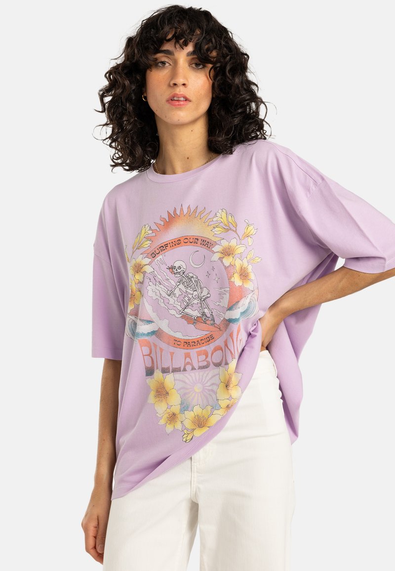 Tricou oversized din bumbac mov, cu un design grafic colorat care prezintă un schelet surfând printre flori și motive solare.