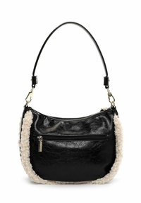 Borsa in pelle nera con finitura testurizzata, caratterizzata da un bordo in pelliccia sintetica color crema, una tasca frontale con zip e una sola tracolla regolabile.