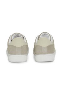 Hellgraue Wildledersneaker mit einer weißen Gummisohle, die ein glattes weißes Leder-Hauptteil und eine strukturierte weiße Zehenkappe aufweisen.