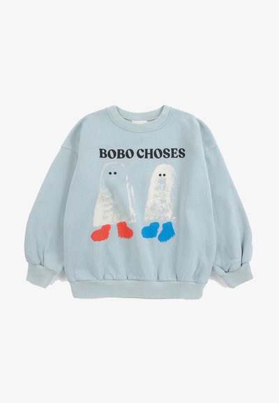 Felpa azzurro chiaro con fantasmi dei cartoni animati che indossano scarpe rosse e blu e il testo "BOBO CHOSES" sopra di loro.