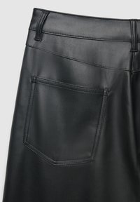 Schwarzer Lederminirock mit glatter Textur, ausgestattet mit einem flachen Bund und einer einzelnen Gesäßtasche mit gerader Naht.