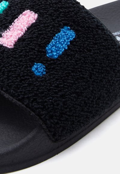 Sandale slide noire avec une surface texturée et douce, ornée de motifs brodés multicolores en accents de rose, bleu et vert.