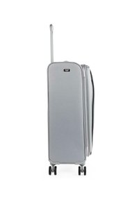 Maleta dura gris con un asa retráctil, cuatro ruedas negras y una textura de superficie suave; presenta un cierre con cremallera y un logo de la marca.