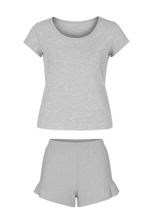 Top gris de algodón de manga corta con escote redondo, combinado con pantalones cortos a juego que presentan un dobladillo con volantes. Ambas prendas son ligeras y casuales.