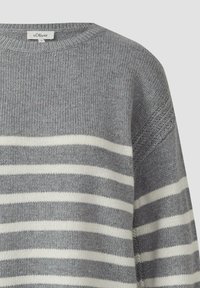 Grau gestrickter Pullover mit weißen horizontalen Streifen, rundem Halsausschnitt und s.Oliver Markenlabel.