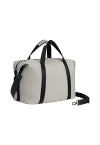 Bolsa de viaje impermeable gris con asas y correa de nylon negro, forma rectangular, textura suave y cierre de cremallera.