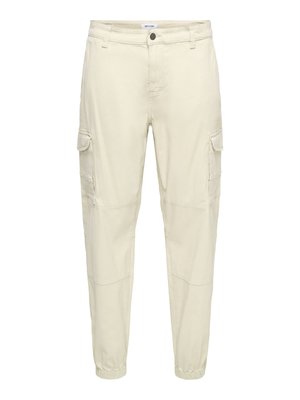 Pantaloni cargo color beige chiaro in misto cotone, con multiple tasche laterali, polsini elasticizzati e chiusura classica con bottone e cerniera.