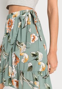 ONLY ONLNOVA LUX MERLE SHORT SKIRT - Saia envelope - chinois green