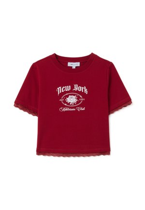 Rotes, gekürztes T-Shirt mit dem weißen Text "New York Athleisure Club est. 1991" und Rosenmotiv, ausgestattet mit Spitzenbesatz an den Ärmeln und dem Saum.