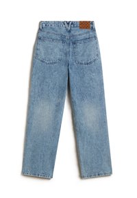 Jean en denim bleu clair avec jambes larges, deux poches arrière, passants de ceinture cousus, et un patch à carreaux marron sur la ceinture.