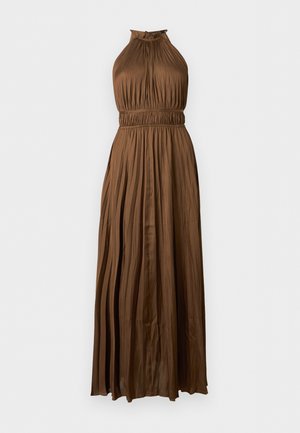 Robe maxi marron sans manches avec plis, col haut licou et taille cintrée, tissu fluide s'étendant jusqu'au sol.
